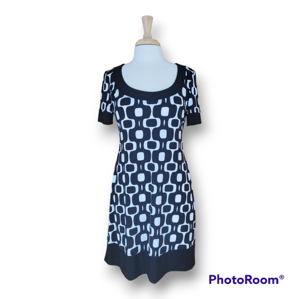 Tiana B Stretchy Scoop Neck Knee Length Geometric Print Dress. Size PM